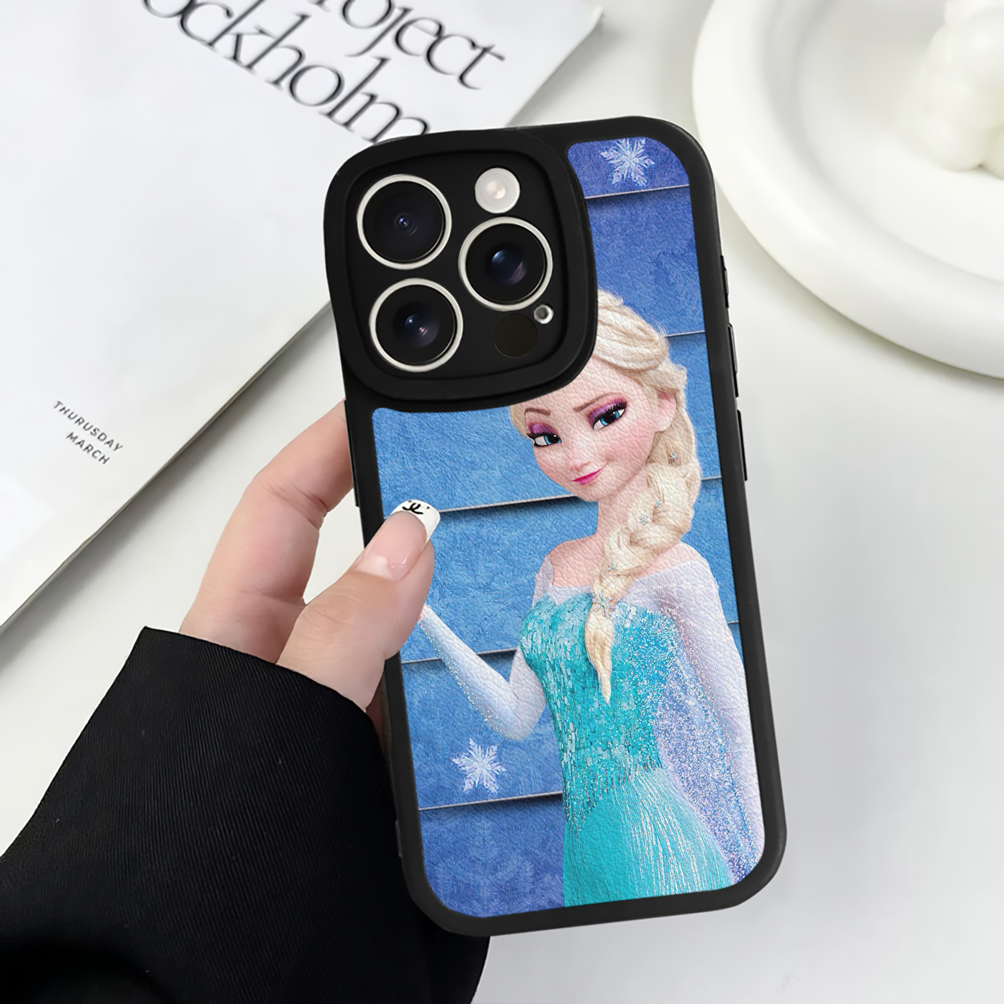 （画像用） アナと雪の女王 アンナ エルサ Frozen Anna Elsa 【iPhone 16シリーズ対応】シリコンスマホケース（レザー調） 材質：シリコン